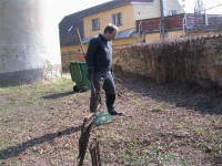 /album/fotogalerie-dobrovolna-akce-jarni-uklid-kolem-svarovskeho-kostela-sv-lukase/brigada-21-3-2015-kostel-svarov-027-jpg1/